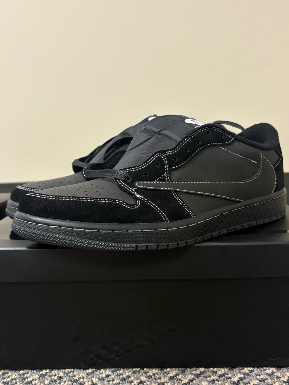 Men's Black Low-Top Casual Sneakers with Contrast Stitching